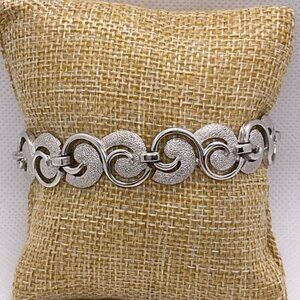 Vintage Silver-Tone Textured Circle-Link Bracelet With Secure Clasp
